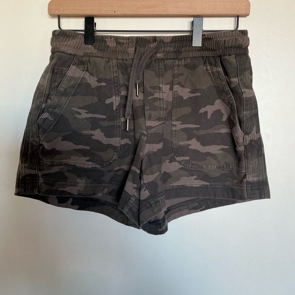 Pre-loved Athleta Camo Farallon Organic Cotton Short - Size 2